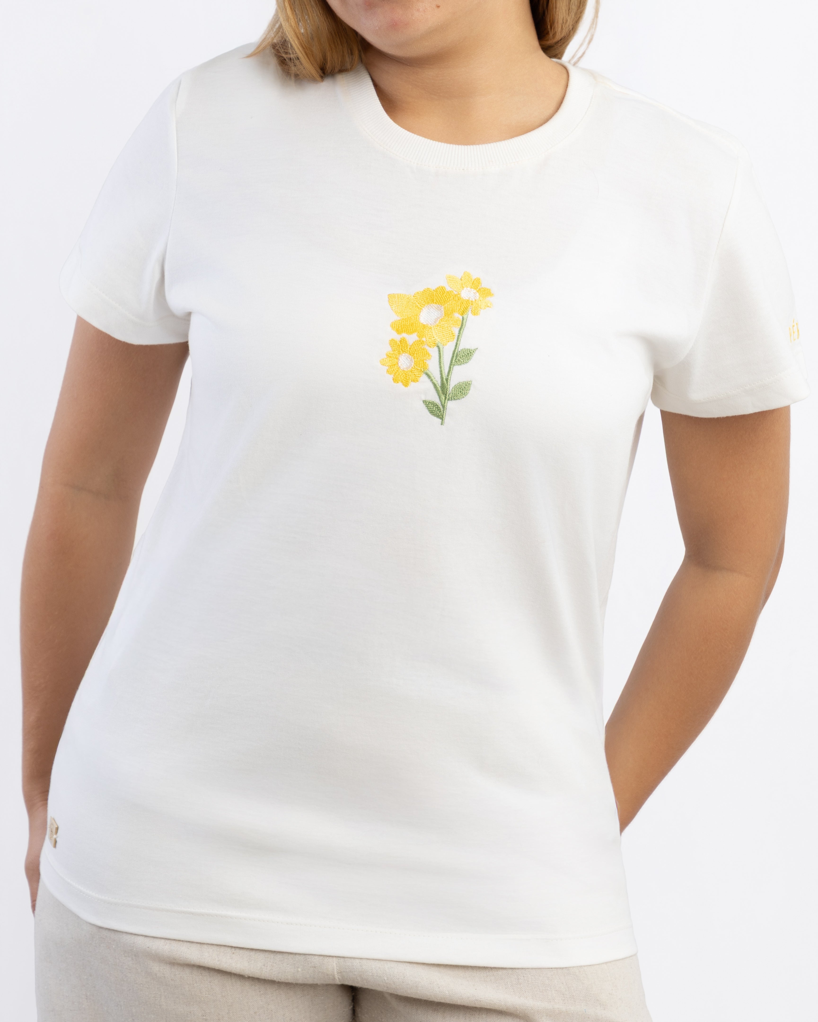 T-Shirt Bordada - Pérola